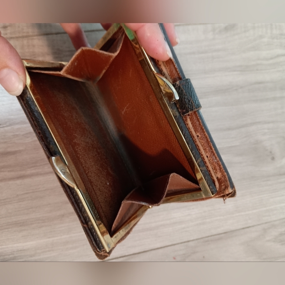 LOUIS VUITTON French Kisslock Wallet | Monogram - Picture 8 of 16